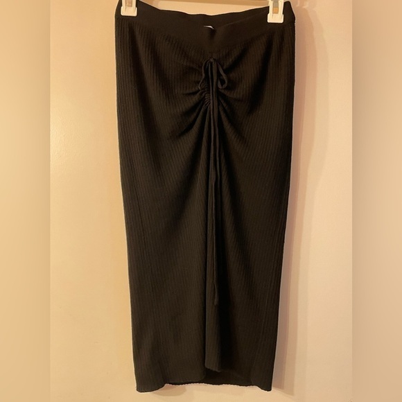 Luke gathered skirt black; perfect with white tee or dress up with blouse - Picture 3 of 4
